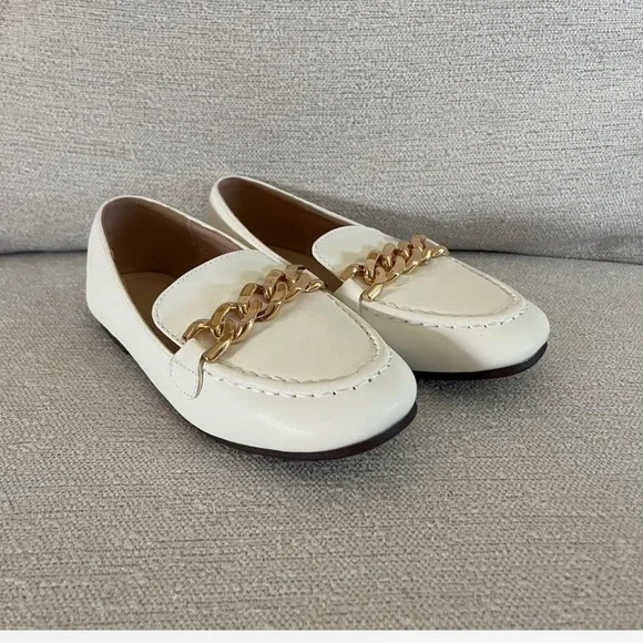 Elegant Cream Loafers with Gold Chain Accent NWOT - Picture 2 of 2